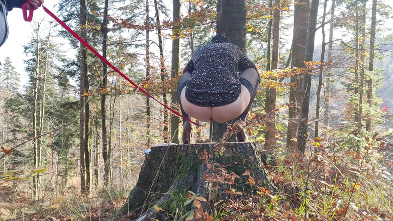 Toilet Mommy: 오줌을 필사적으로, 야외에서 가죽 끈 엉덩이로 오줌을 싸야해