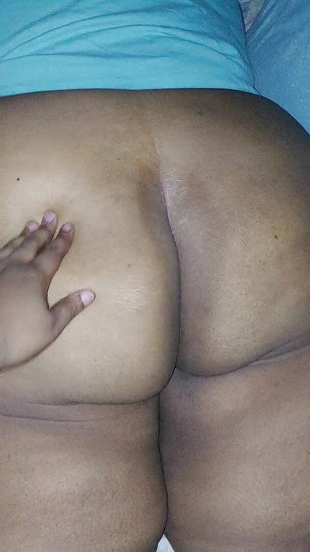 SSBBWQT: Cewek semok kulit hitam lagi asik goyangin pantat montoknya