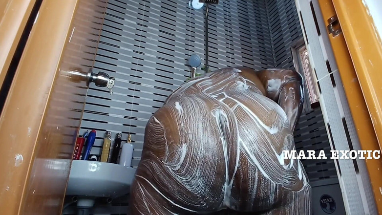 Mara Exotic: 与肥洋葱屁股熟女的淋浴时间 - mara exotic