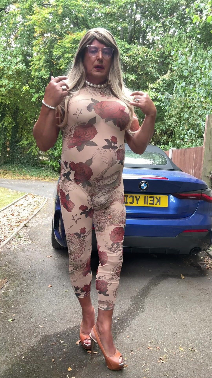 Kellycd2022: Seksi travesti kellycd2022 seksi çiçek see tru catsuit ve topuklu ayakkabılar