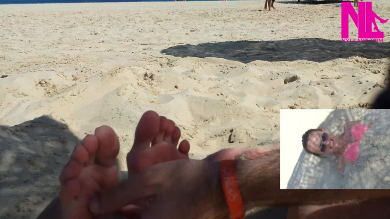 Nyllady: Eu sendo cócegas nos meus pés na praia