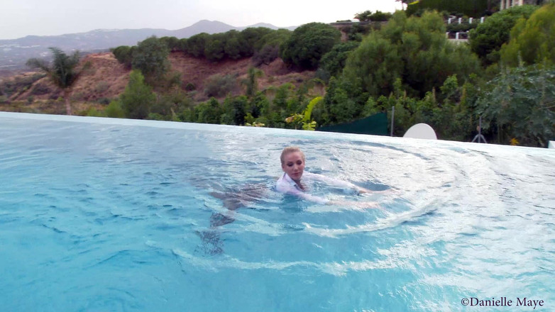 DanielleMaye: 热辣秘书游泳 4k