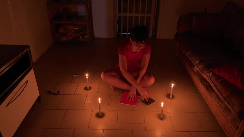 SugarPose: Jak vyvolat ducha - Jasmínova nahá dobrodružství