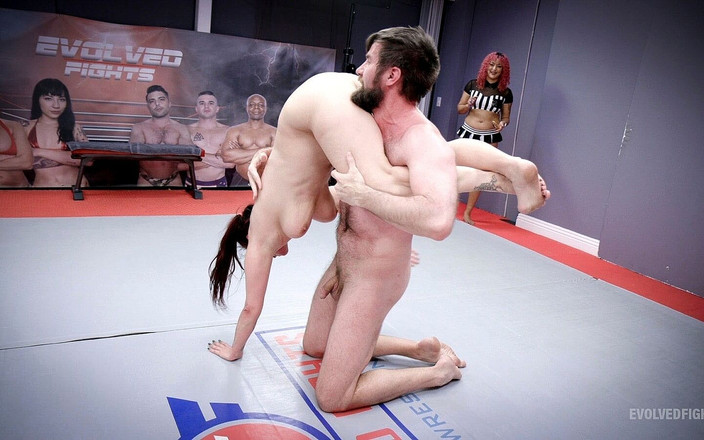Evolved Fights: Bella Rossi и Chris поединок с большими сиськами