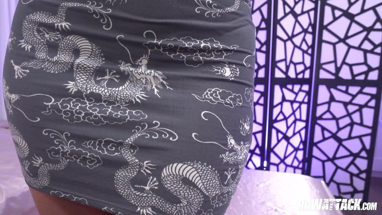 Raw Attack: Charlie valentine verehrt schwanz mit ihrem mund, ihrer muschi und...