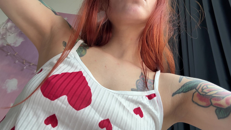 TattoedGirl666: 哇，你看到她的腋窝有多嫩多甜吗？