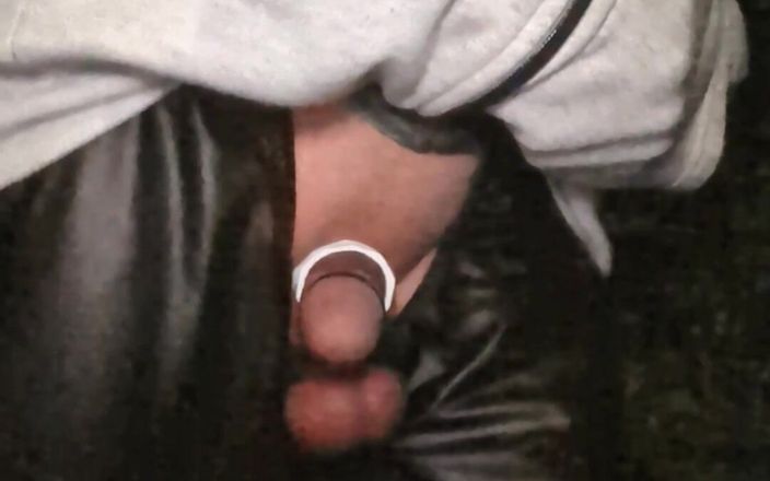 kinkygaynudist: Gej wychodzi na zewnątrz i pokazuje swojego kutasa