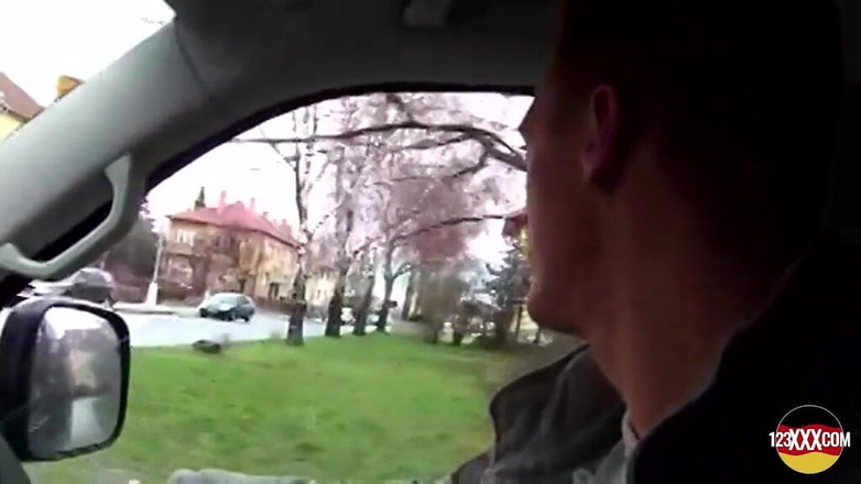 123XXX - Fucked Amateurs in Germany!: Fantastyczna blondynka wchodzi głęboko podczas ssania dużego kutasa w samochodzie