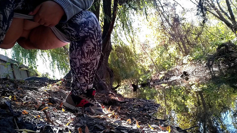 Elena: BBWでレギンス小便の湖のそばの公園