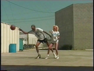 Hot and Wet: 金髪の売春婦は屋上で巨大な黒コックを吸うとファック