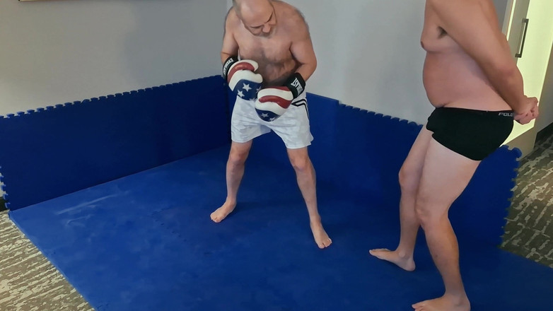 Punchbagplz: 酒店房间里的拳击挑战 - 小熊大战乔伯