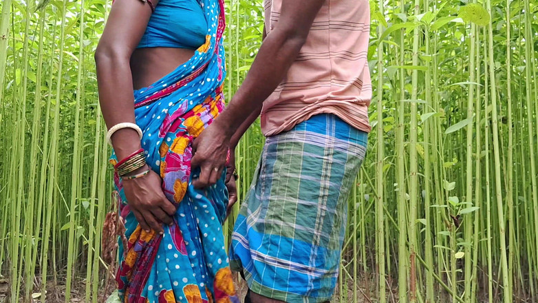 Desigol99: मैं खेत में काम कर रही थी और मेरे सौतेले पापा ने क्लोवर पहनी थी, जंगल में मेरी चूत को चोदा