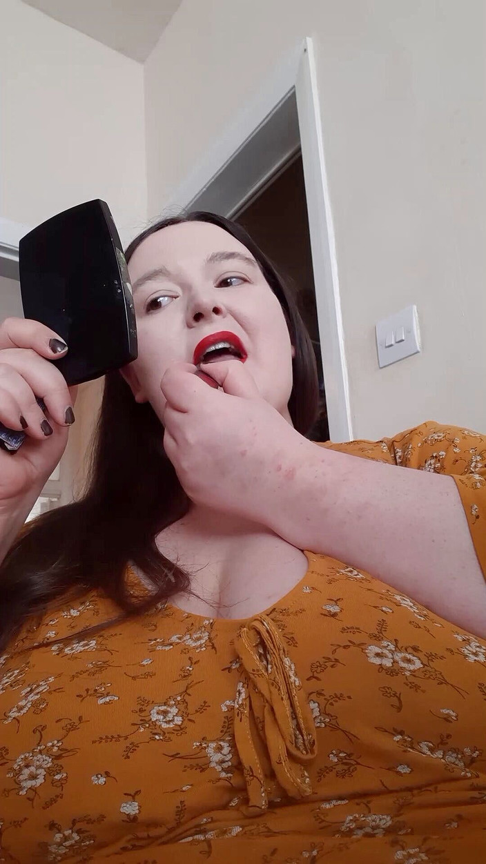 SSBBWLadyBrads: Fan club exclusive - Putting on my make up