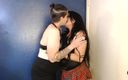 Abby Anna: Lesbianas fumando besos húmedos y sexy