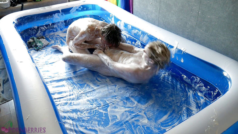 Ethan Alex: Zapasy piankowe i seks analny oklep w basenie!