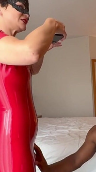 Lass meinen sub vor meinem ehemann in meinem latex glänzen