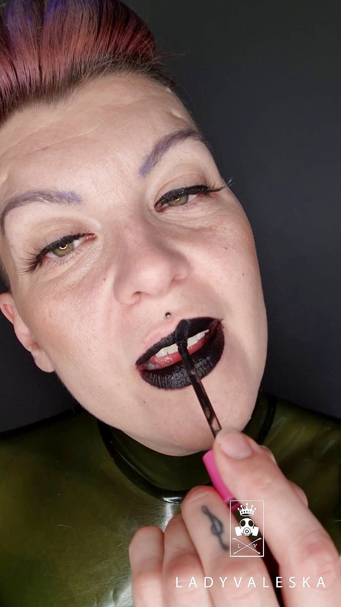 Lady Valeska: मेरे होठों को मेरी डेट के लिए तैयार करना