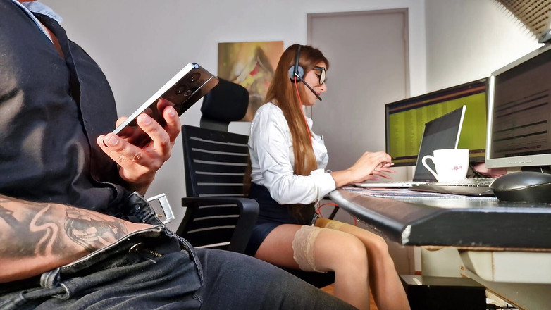 Winter_steph: 大量絶頂!上司に自慰行為をしているところをバレてしまいました。彼女は私のチンポを口に入れました