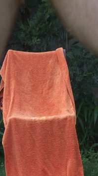 Tätowierter typ nimmt auf, während draußen auf dem stuhl masturbiert