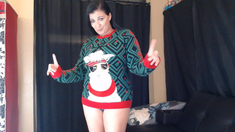 Abby Anna: 醜いクリスマスセーターをカットアップ