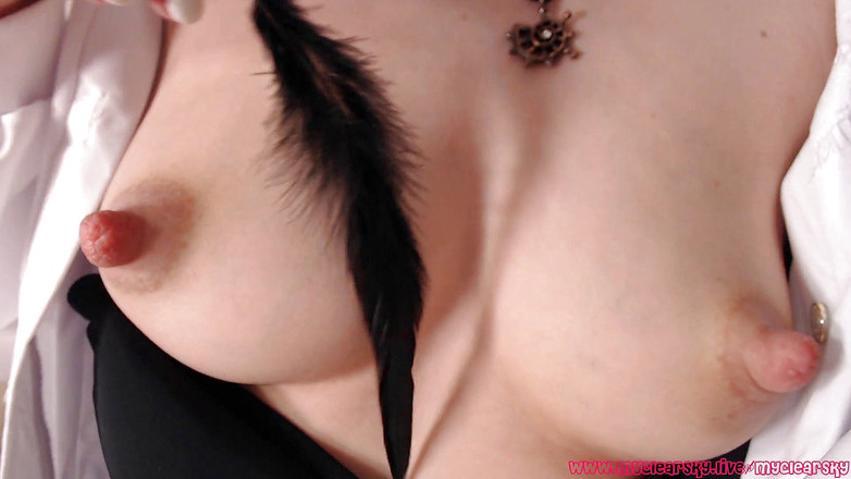 MyClearSky: Mjölkar bröst och retar bröstvårtor på nära håll