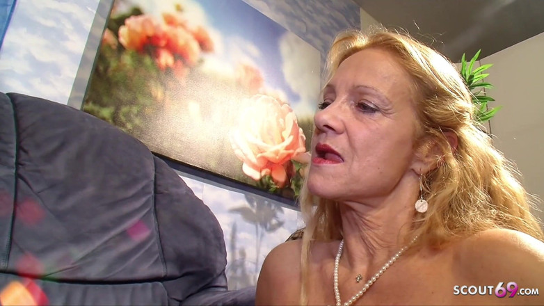 Full porn collection: La moglie tedesca guarda e aiuta suo marito a scopare...