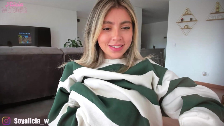 Cute Alice: Красивая возбужденная блондинка с мягкой жопой становится жаждущая секса маленькая шлюшка в вебкам-шоу