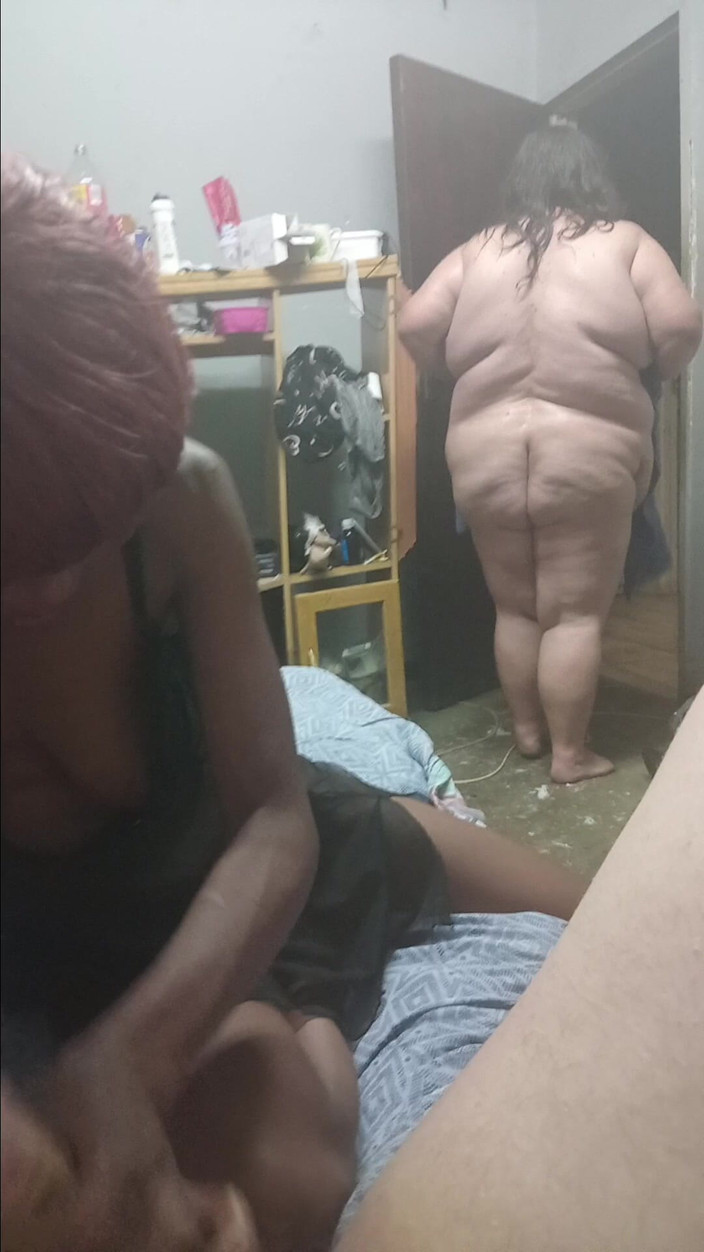 hothouse18xxx: Jalang hitam menghisap &amp; mengongkek zakar putih kecil di asrama