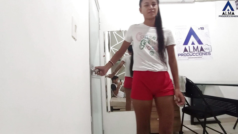 nate: 第一人称视角 在我父母的房间里和我的继妹做爱，我最后射在她的屁股上