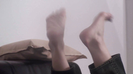 Foot Girls: Los pies de Xenia colgando a la música
