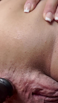 Cewek sange ini lagi asik muasin lubang pantatnya pakai dildo sampai muncrat setelah olahraga di rumah