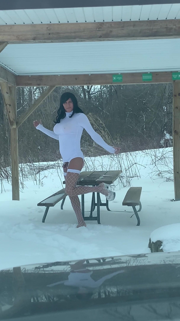 Orlandi480: Crossdresser pozuje na zewnątrz