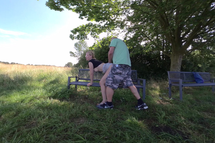 BlondeHexe VR: エッチなブロンドが見知らぬ男に公の場で犯される!