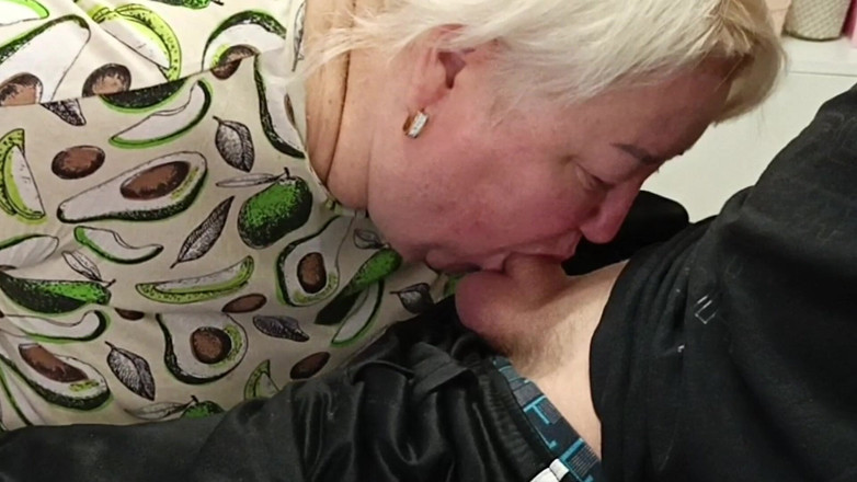 Zona901: Jiran memberikan saya blowjob supaya saya pancut ke dalam mulutnya