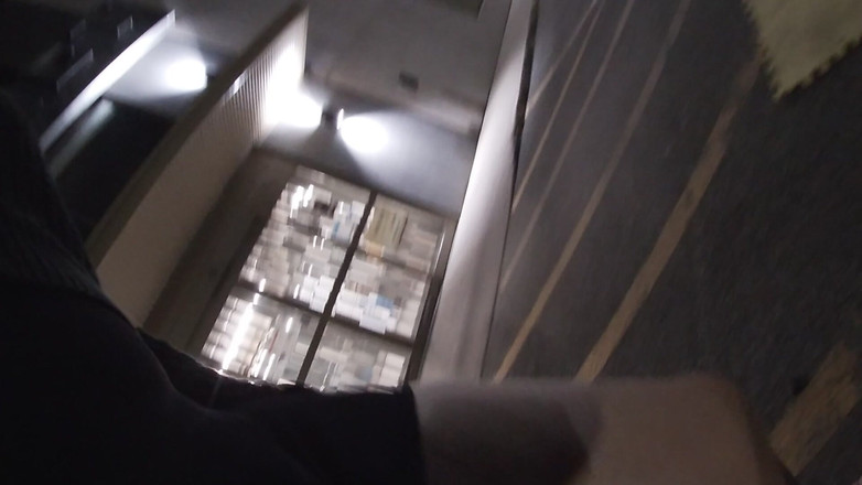 JonasBen: Travestito maturo arrapato fuori di notte in pubblico a giocare...