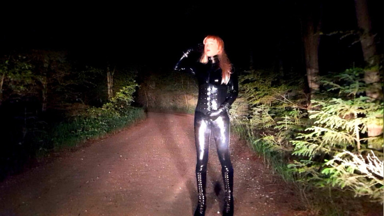 Hooded June: Rubberdoll berpose di taman malam-malam