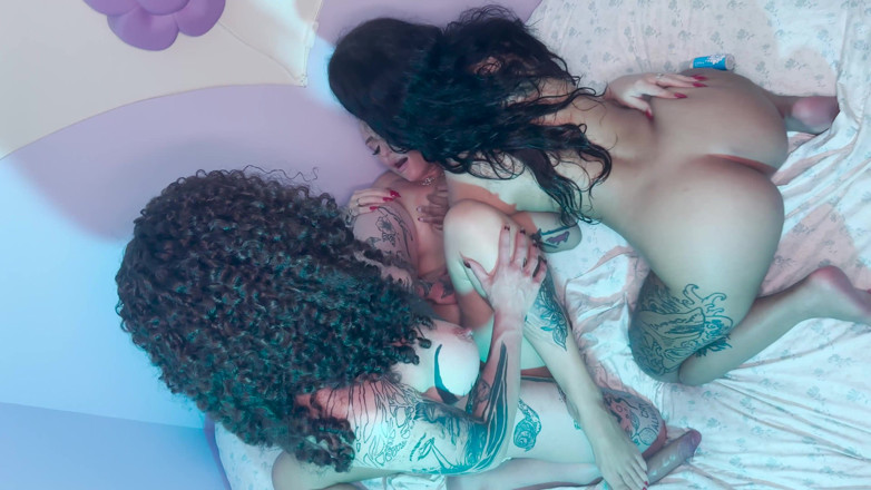 Elana Bunnz: Threesome Pussy Feast - Tatted Babes Swap Juicy Pussies