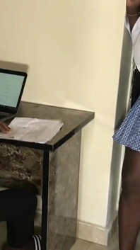 Cikgu matematik yang korup menggoda dan mengongkek pelajar untuk gred