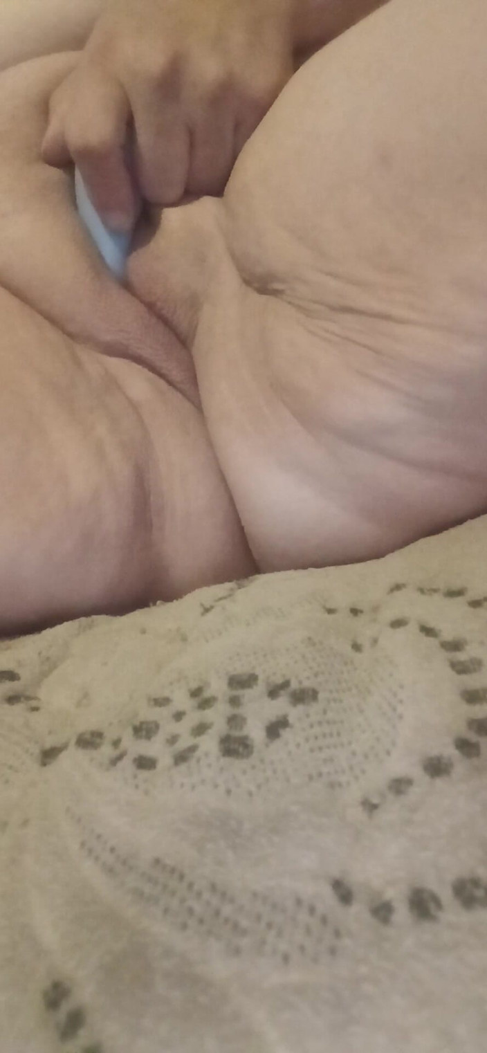 MAGLIGHTGIRL69: Vibrate my clit
