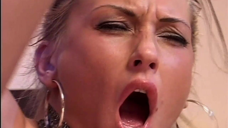 Inhonorof porn: Mă dezbrac pentru tine și apoi iau o pulă drăguță și tare în...