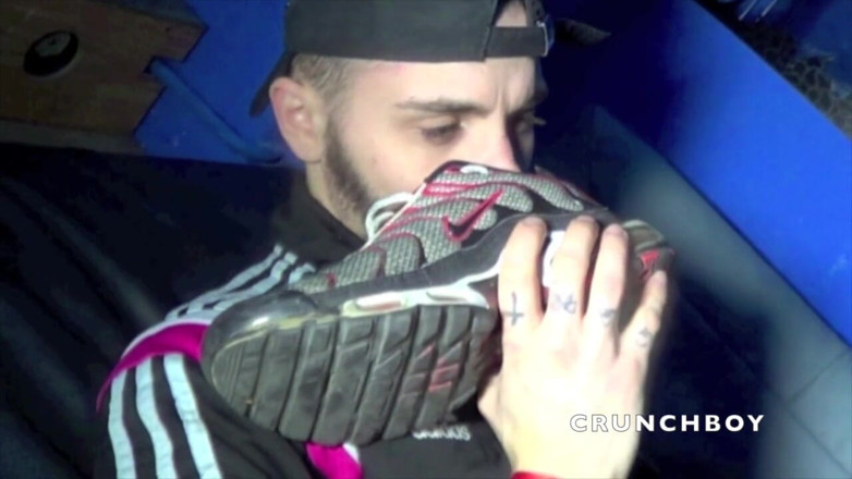 Sneaker gay: पैरों से मंडराने में स्नीकर सबमिशन