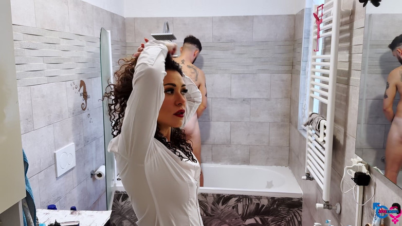 effeemme1: Нежная итальянка делает минет в одетой в ванне после того, как она брызнула ему в рот и лицо!