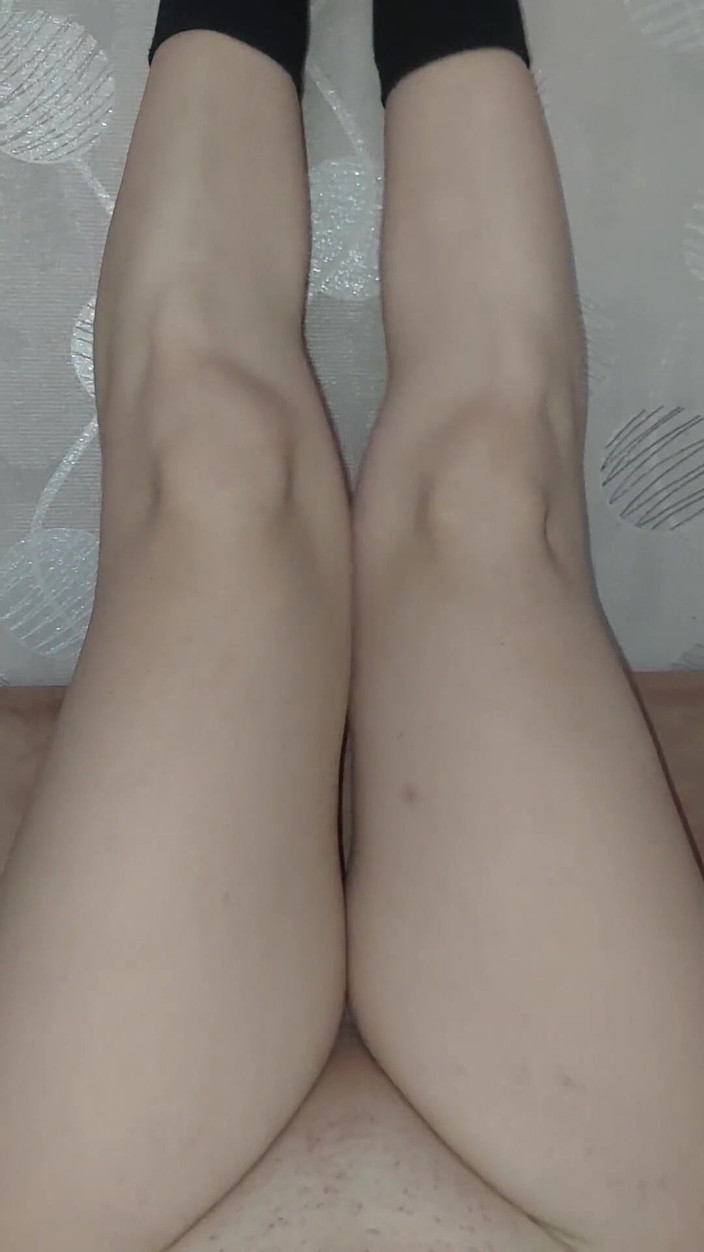Kitty_Cross: Pernas lisas pressionando fofa feminina pau quente se masturbando antes...