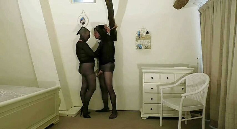 Nylon Ann: Ciuman topeng yang menganga