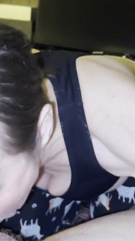 Sweetmarie geniet van het zuigen en leegzuigen van zijn pik