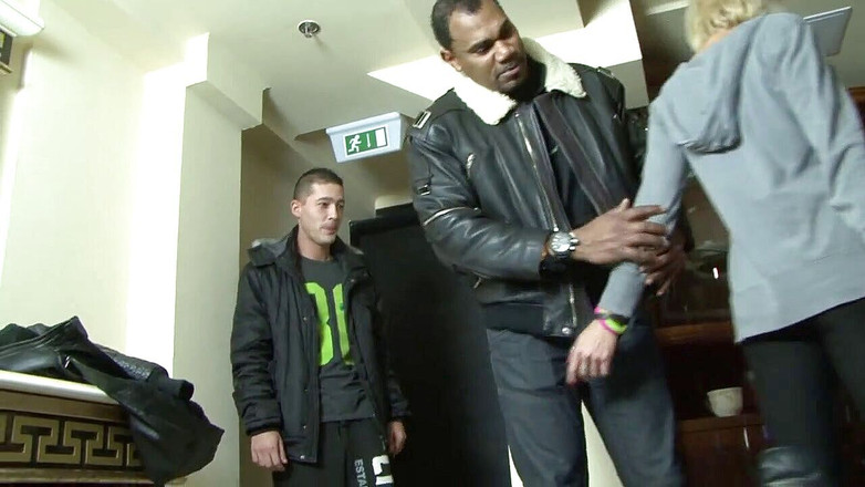 Fuck And Go: Mladý manžel vypadá, jak její nevěrná manželka šuká s černochem