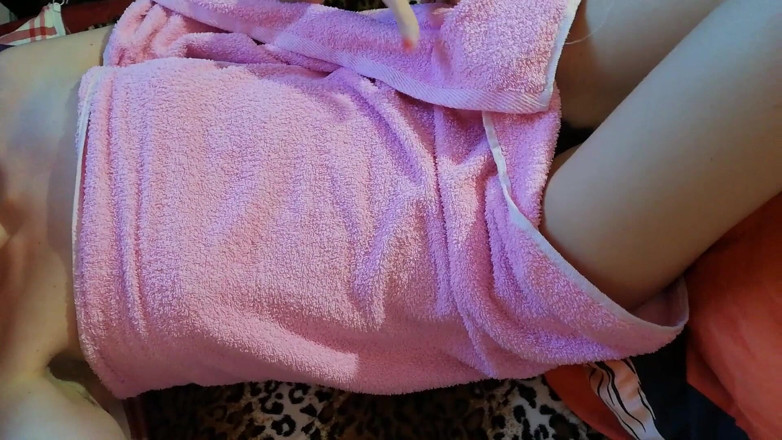 Cuteblonde666: Duştan sonra büyük klitorisli amcığımla seni azdırıyor