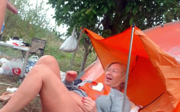 Crazyfamily 1970: Stiefmutter auf Camping gefickt