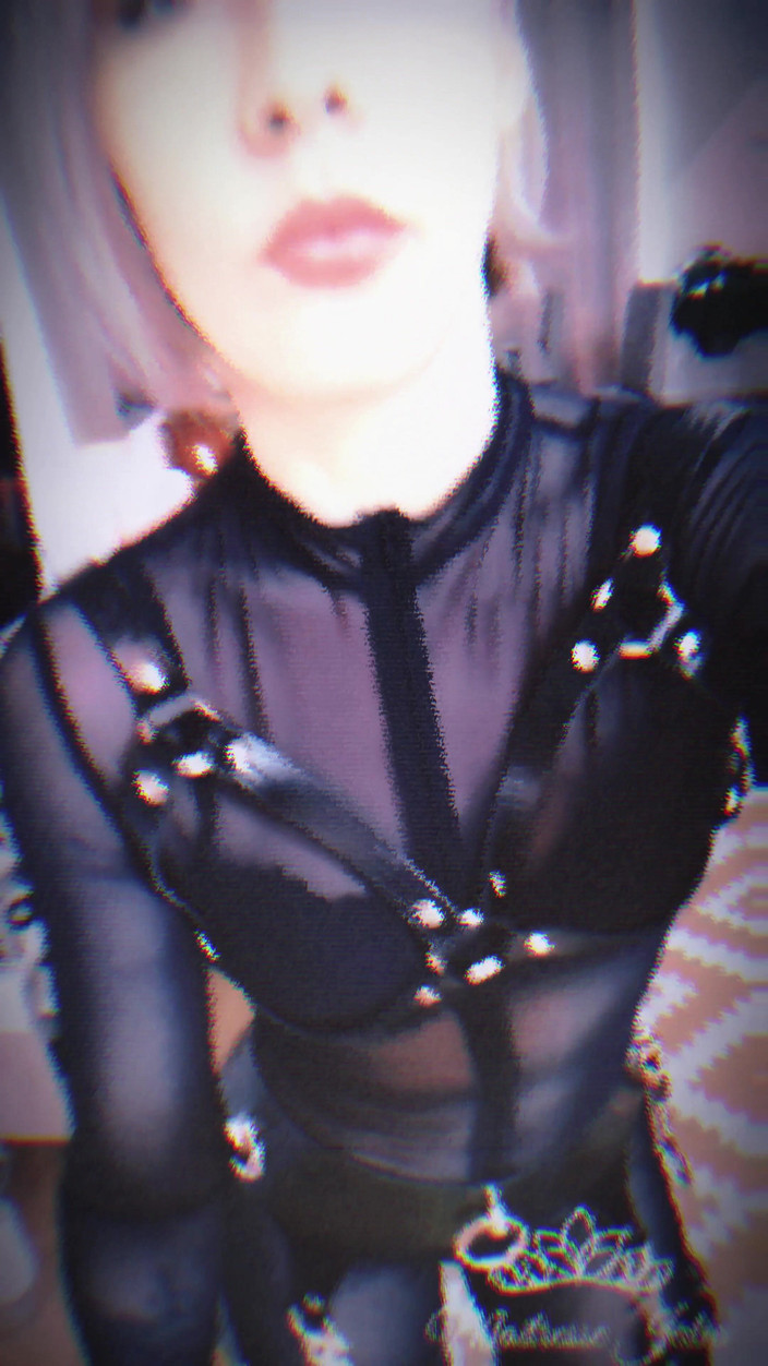 DeesseJulia: Paní Julia v nylonové kombinéze