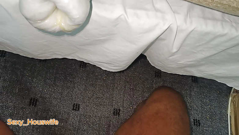 Sexy Houswife: भारतीय लड़का खिलौनों की चूत चोदता है